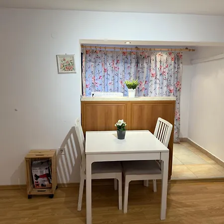 Peaceful Riverside With Private Garden Center Parking Apartament