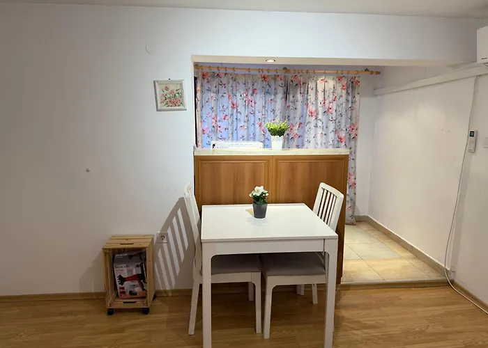 Peaceful Riverside With Private Garden Center Parking Appartamento