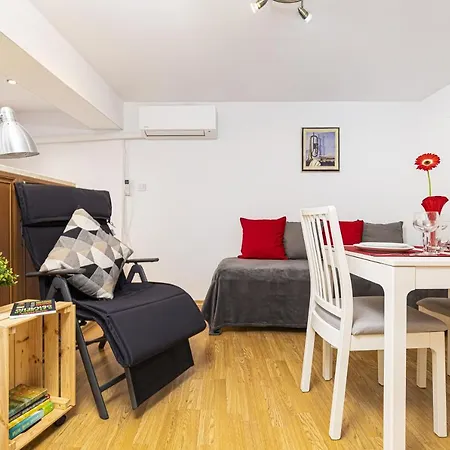Apartament Peaceful Riverside With Private Patio Garden Center *