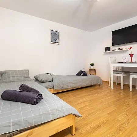 Apartament Peaceful Riverside With Private Patio Garden Center