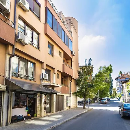 Peaceful Riverside With Private Garden Center Parking *