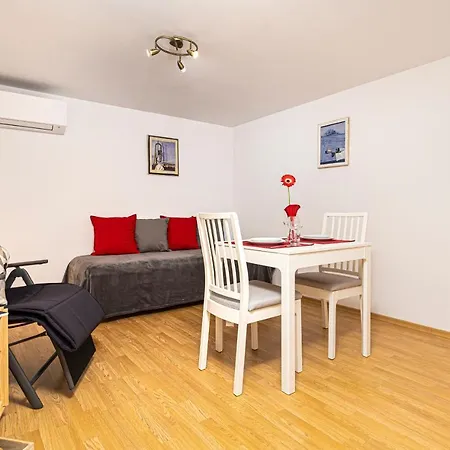 Apartament Peaceful Riverside With Private Patio Garden Center *