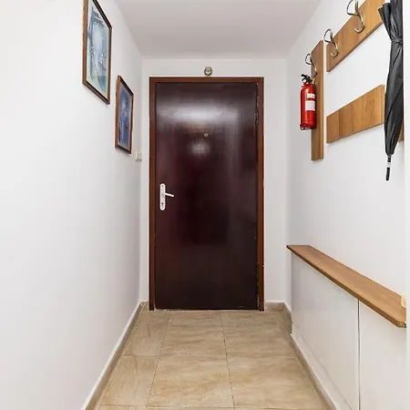 Peaceful Riverside With Private Garden Center Parking Apartment *