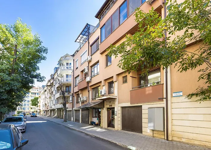 Peaceful Riverside With Private Garden Center Parking