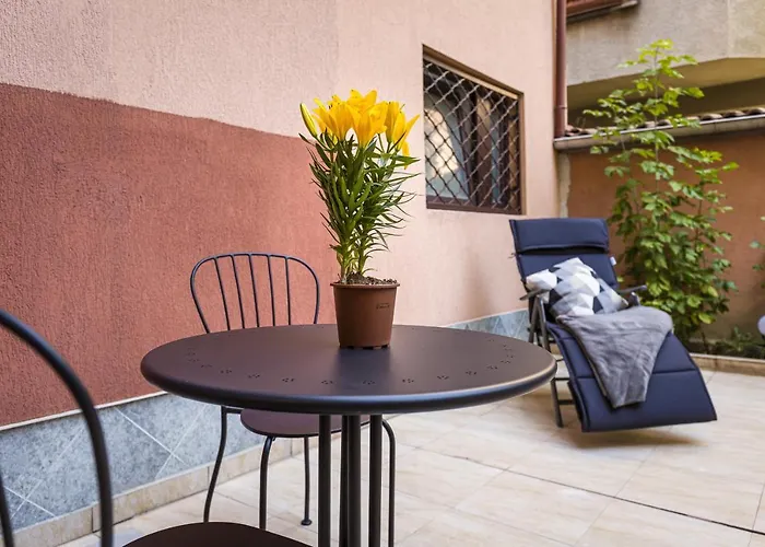 Peaceful Riverside With Private Garden Center Parking *