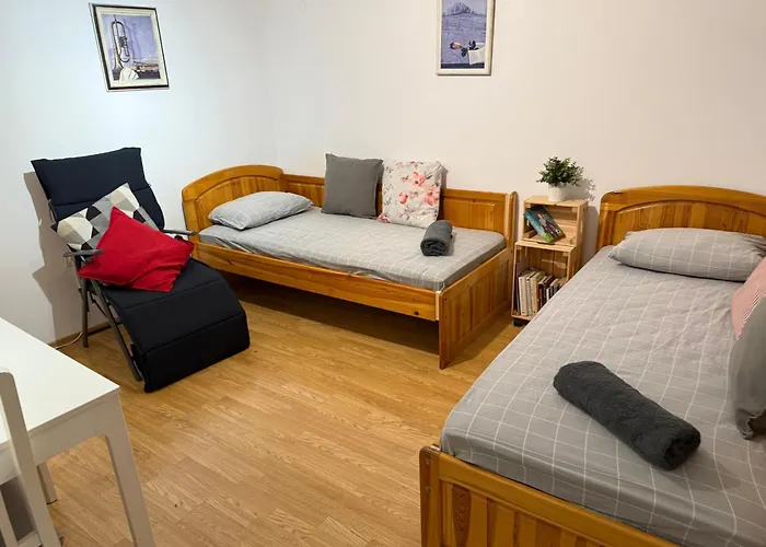 Апартамент Peaceful Riverside With Private Garden Center Parking