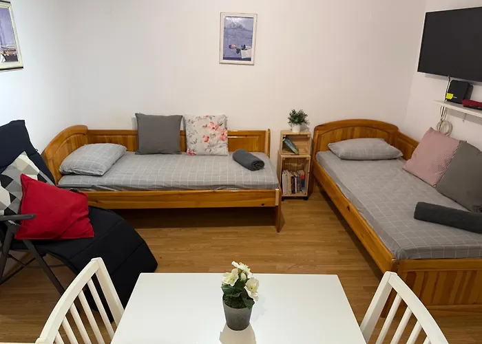 Апартамент Peaceful Riverside With Private Garden Center Parking *